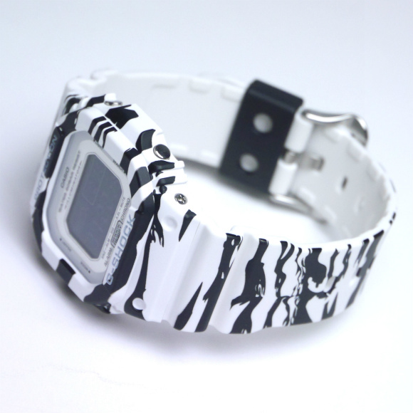 Casio DW-D5600BW-7ER Casio DW-D5600BW-7ER