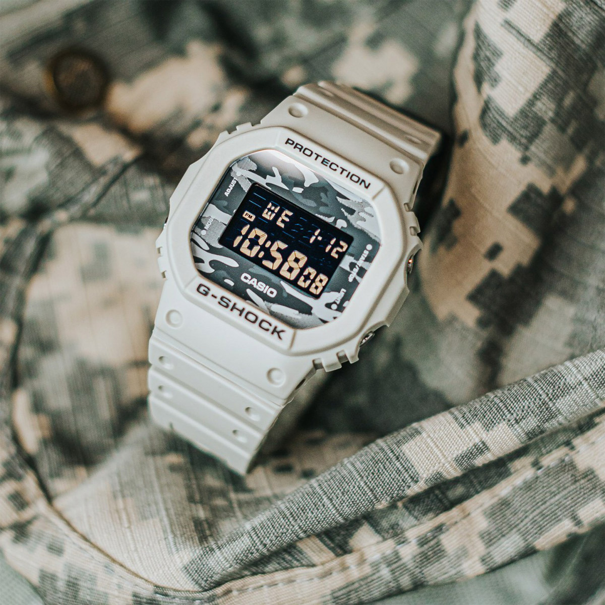 Casio DW-5600CA-8E Casio DW-5600CA-8E