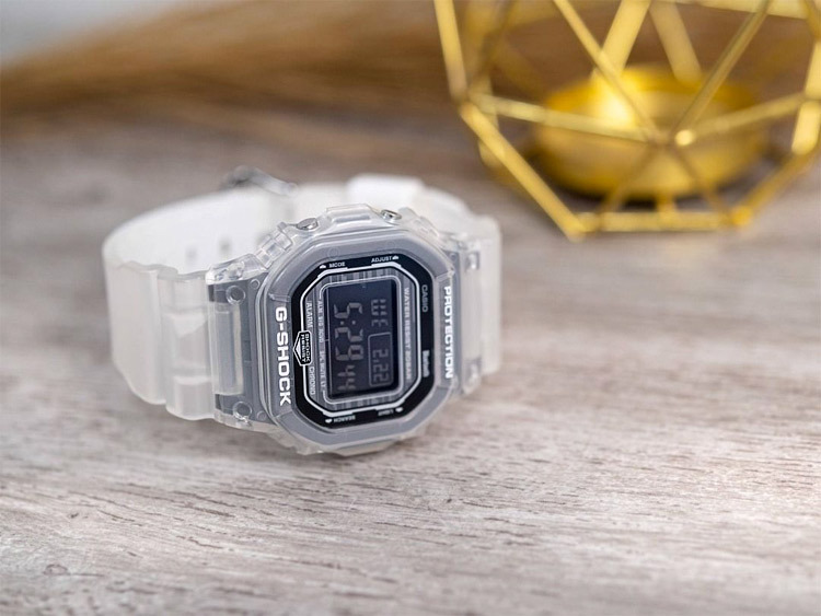 Casio DW-B5600G-7E Casio DW-B5600G-7E
